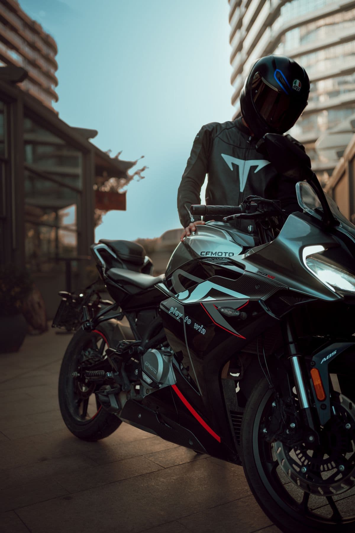 İstanbul sokaklarında motosikletli kurye